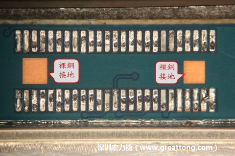把板對(duì)板連接器全部移除，發(fā)現(xiàn)其下方板子共有兩個(gè)裸銅的方形設(shè)計(jì)。