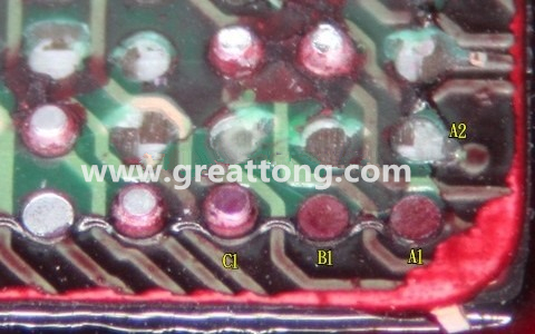 下圖是紅墨水測試后將PCB板子拿回來側一個角度拍攝的照片，就可以很清楚的看到錫球黏在PCB端，或不在PCB端。