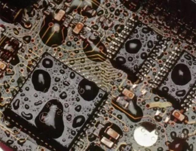 經(jīng)過涂覆工藝后的PCB，在表面形成透明的保護膜，能有效防止水珠和潮氣侵入，避免漏電和短路。