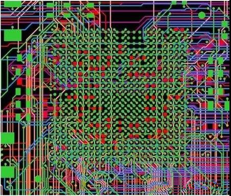 圖18：BGA布線。(頂部)傳統(tǒng)的自動布線器。38個網(wǎng)絡沒有完成布線。(底部)任意角度的拓撲式自動布線器。所有網(wǎng)絡都完成了布線。